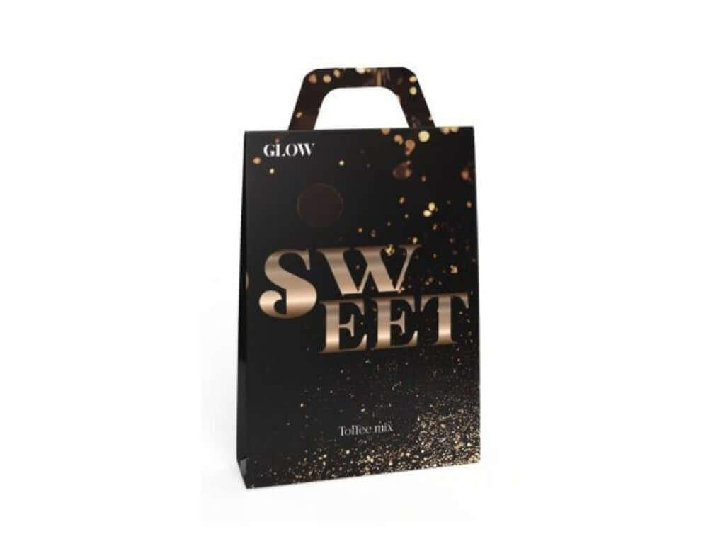 Luxe kerst cadeautasje met toffee, zwart met gouden accenten, perfect voor feesten.