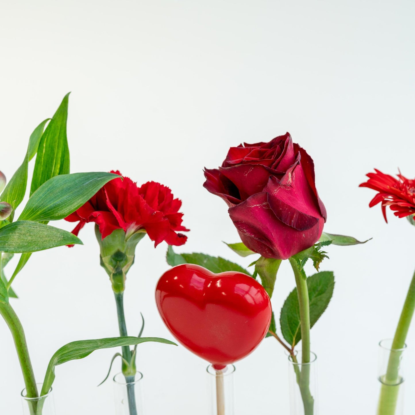 Brievenbus Houten standaard & Rode Bloemen | 25,5 cm breed x 35 cm hoog