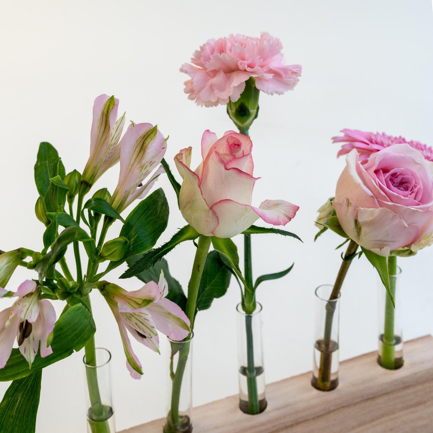 Brievenbus Houten standaard & Roze Bloemen | 25,5 cm breed x 35 cm hoog