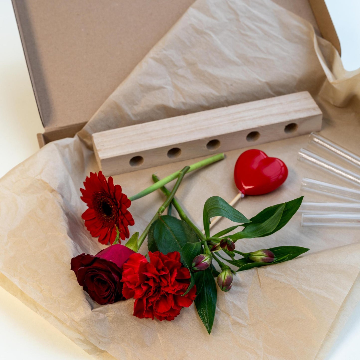 Brievenbus Houten standaard & Rode Bloemen | 25,5 cm breed x 35 cm hoog
