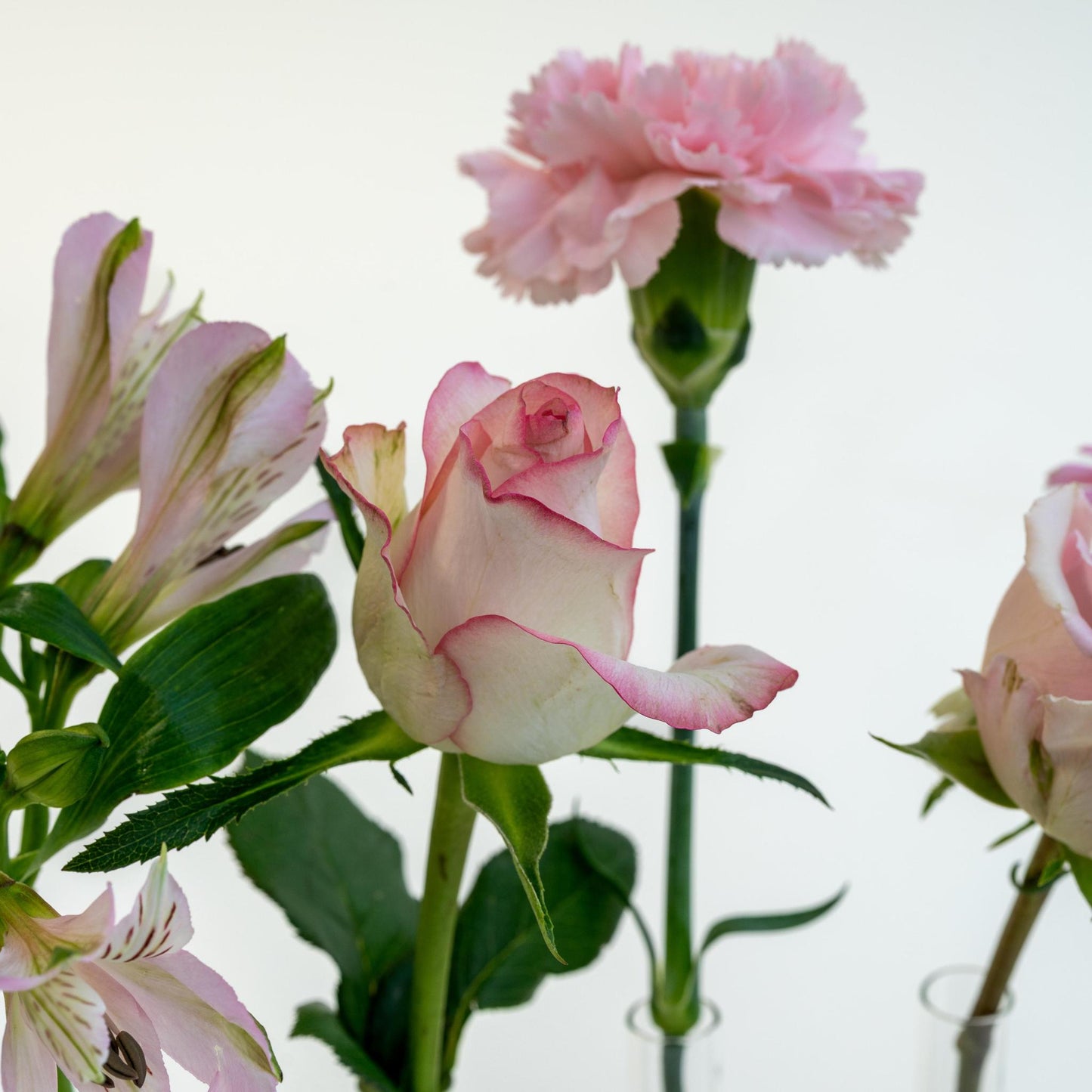 Brievenbus Houten standaard & Roze Bloemen | 25,5 cm breed x 35 cm hoog
