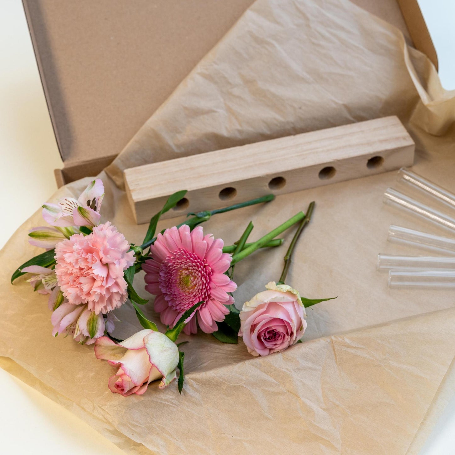 Brievenbus Houten standaard & Roze Bloemen | 25,5 cm breed x 35 cm hoog