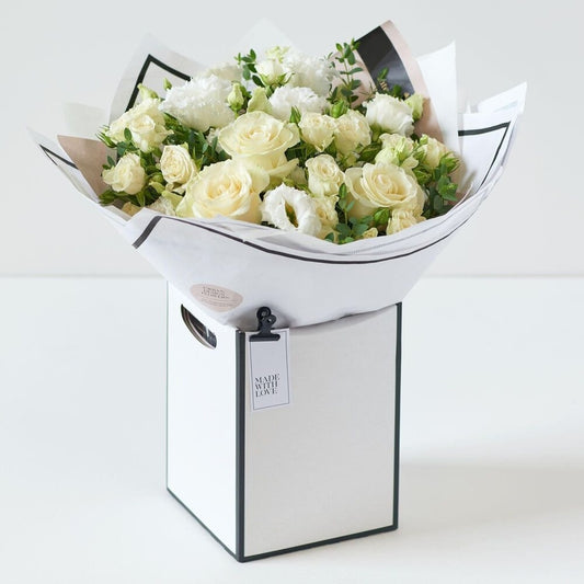 Beautifully Simple White Flower Bouquet Engeland Bloemen