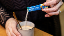 Oat Latte Sticks – Doos met 1000 stuks, vegan creamer being added to a latte.