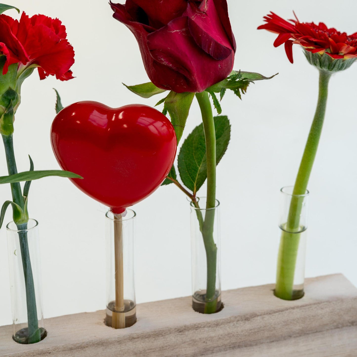 Brievenbus Houten standaard & Rode Bloemen | 25,5 cm breed x 35 cm hoog